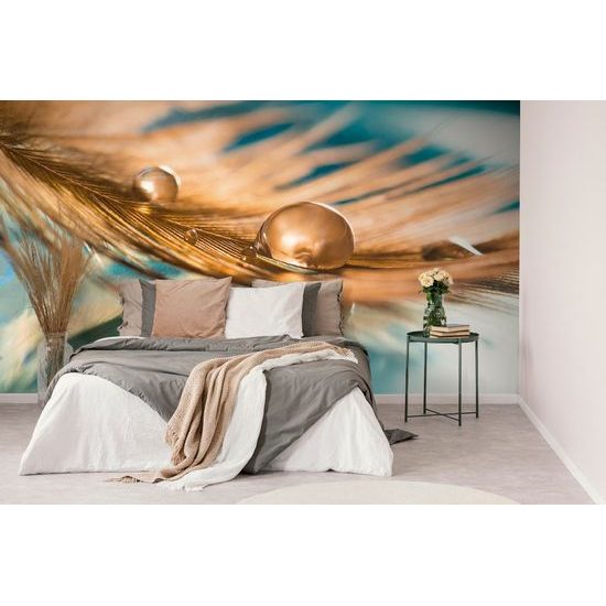 Nádherná samolepící tapeta zlaté pírko s kapkou vody