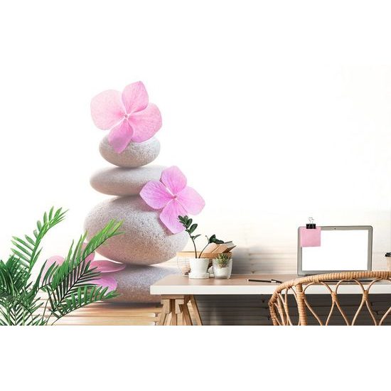 Samolepící fototapeta rovnováha kamenů s růžovými kvítky