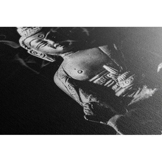 Obrazu Buddha zahalený kouřem v černobílém provedení