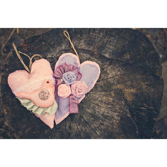 Samolepící fototapeta ručně vytvořená srdíčka na dřevě