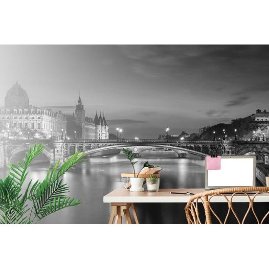 Nádherná samolepící fototapeta večerní Paříž v černobílém provedení