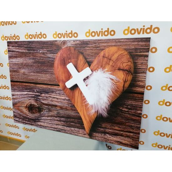 Obraz srdce s křížem na dřevěném pozadí