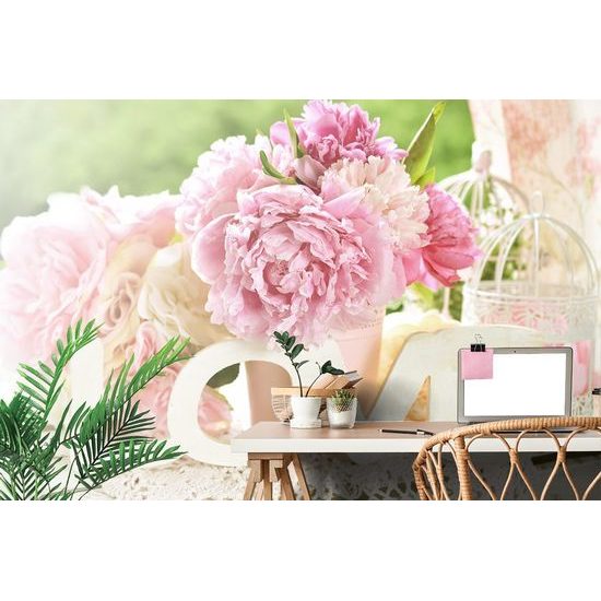 Samolepící fototapeta zátiší s pivoniemi a nápisem Love