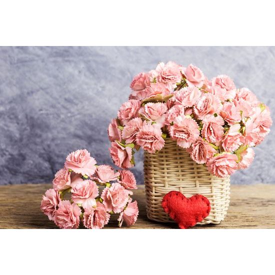 Obraz nádherná kytice karafiátů v proutěném košíku