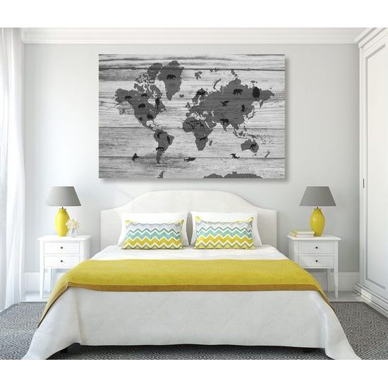 Obraz černobílá mapa světa se symbolickými zvířaty na dřevěném podkladu