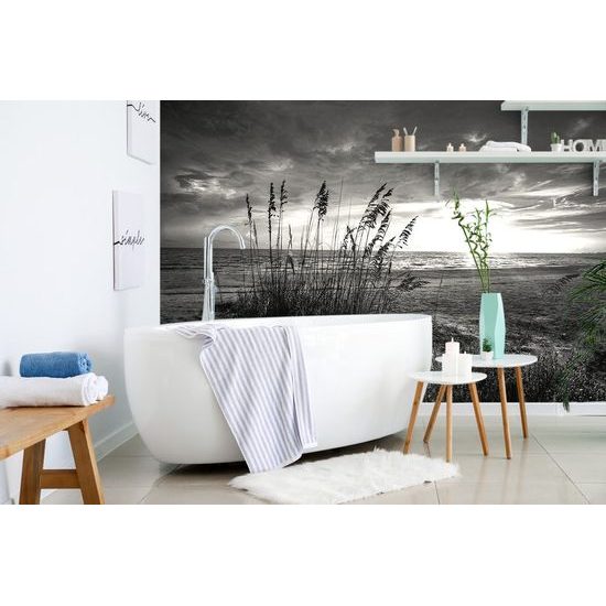 Originální černobílá samolepící fototapeta západ slunce z pláže
