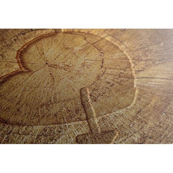 Obraz znak lásky vyřezaný na pařezu