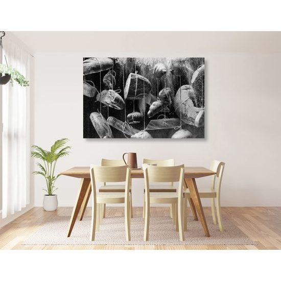 Obraz visící pečivo v černobílém provedení