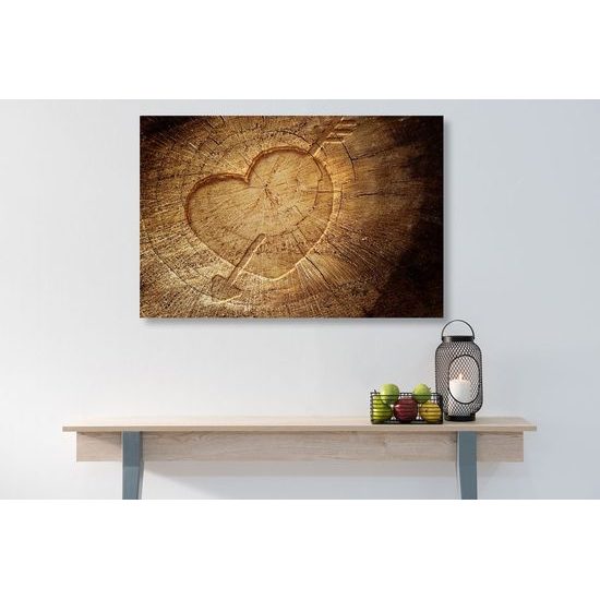 Obraz znak lásky vyřezaný na pařezu
