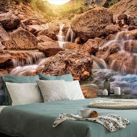 Tapeta vodopády uprostřed hor