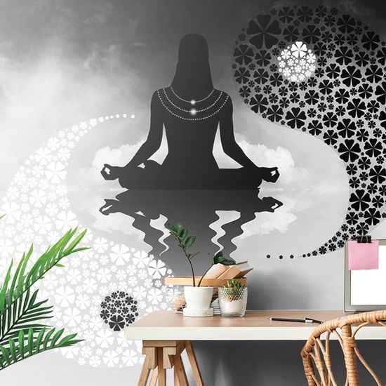 Tapeta jóga v objetí jin a jang v černobílém provedení