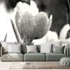 Érdekes fekete-fehér tulipán öntapadó tapéta retro dizájnban