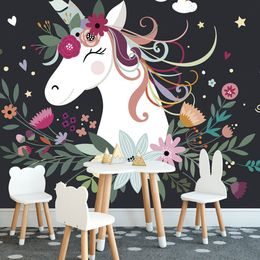 Tapéta gyönyörű egyszarvú virágos háttérrel