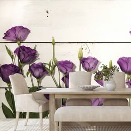 Fotótapéta lila virágok egy fából készült háttérrel