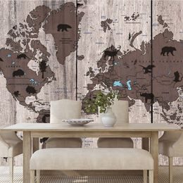 Tapéta világtérkép szimbolikus állatokkal egy fából készült háttéren