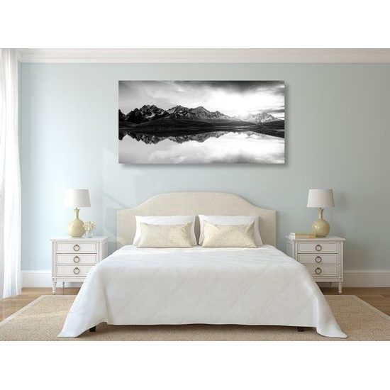 Kép lenyűgöző naplemente a tengerszem felett fekete-fehér kivitelben