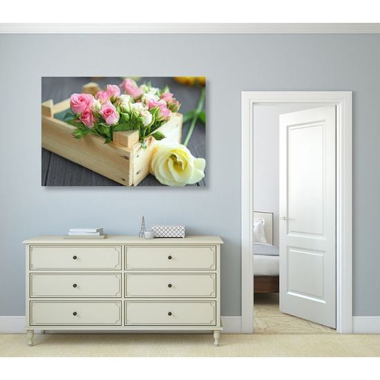 Kép rózsákkal teli láda