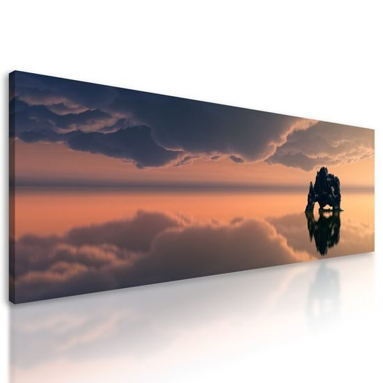 Kép szikla a tenger közepén