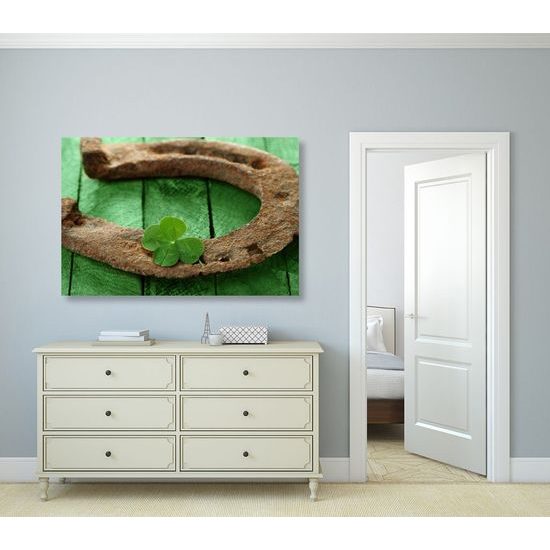 Kép patkóból és négylevelű lóheréből álló csendélet