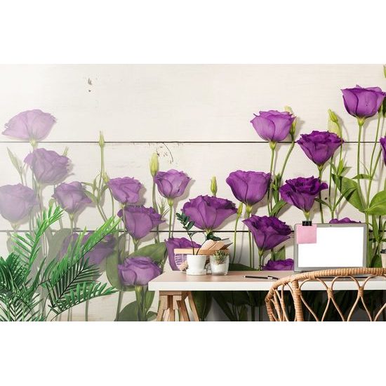 Fotótapéta lila virágok egy fából készült háttérrel