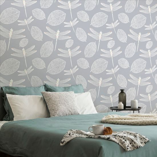 Tapéta repülő szitakötők a felszín felett