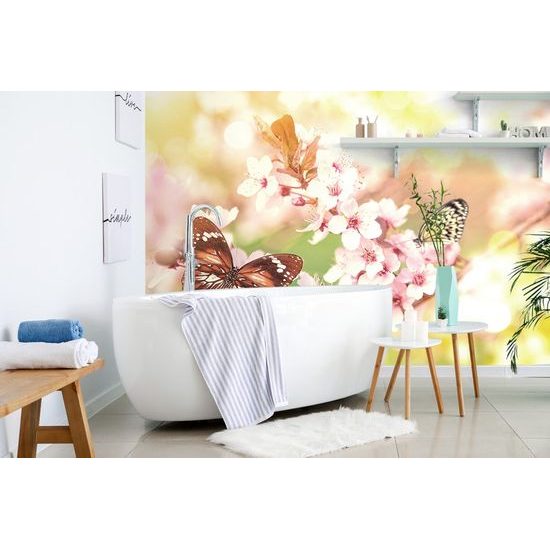 Tapéta pillangók egy ágon a tavaszi virágok