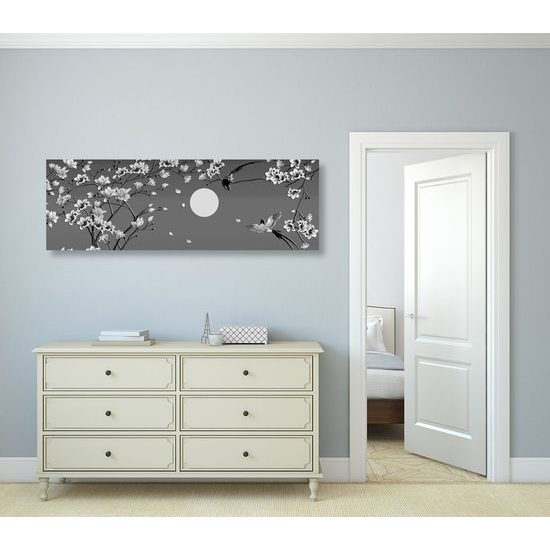 Kép faágak közt repülő madárkák fekete-fehér kivitelben