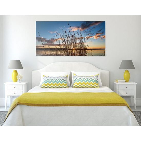 Kép naplemente a tó mögött