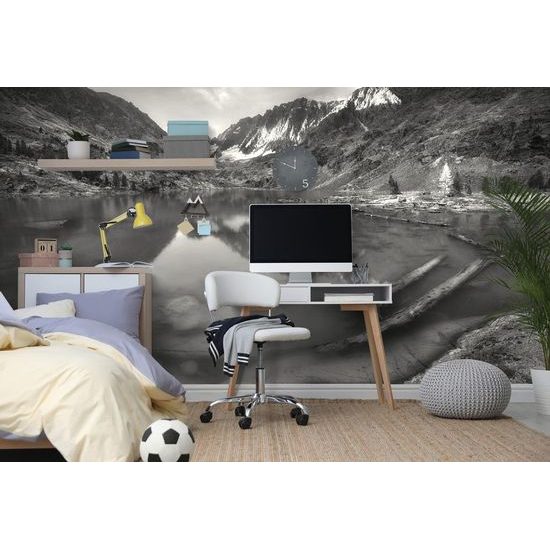 Eredeti fotótapéta fekete-fehér tó a hegyek közepén