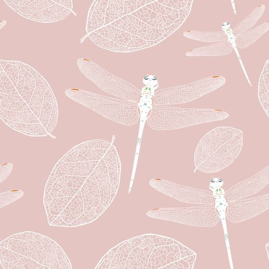 Tapéta repülő szitakötők a felszín felett rózsaszínben