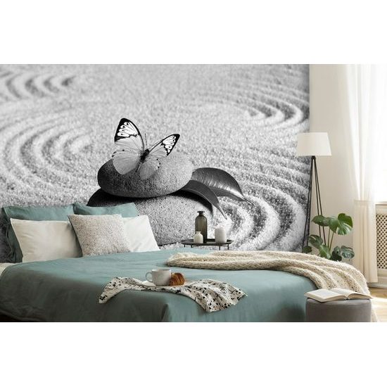 Öntapadó fotótapéta gyönyörű pillangó a zen kertben fekete-fehérben