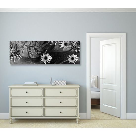 Kép csodálatos virágok titokzatos háttérrel fekete-fehér kivitelben