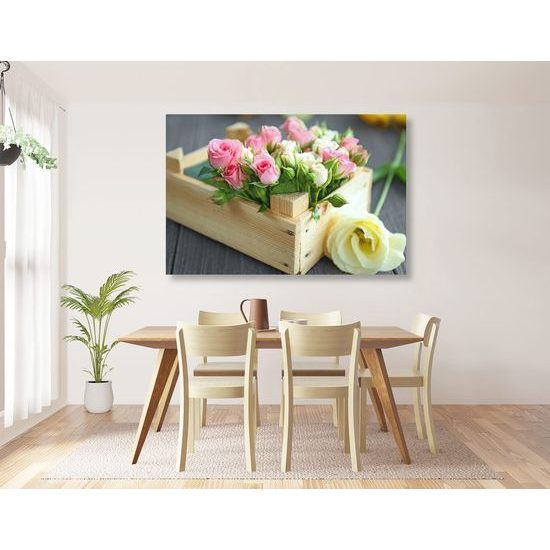 Kép rózsákkal teli láda