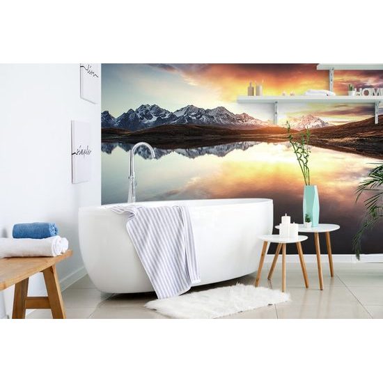 Fototapeta tükrözi a naplementét egy hegyi tóban