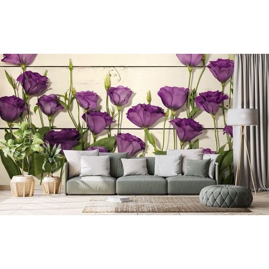 Öntapadó fotótapéta lila virágok egy fából készült háttérrel