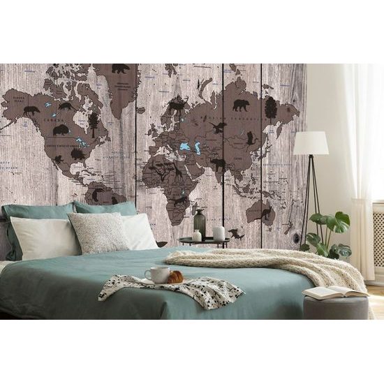 Öntapadó tapéta világtérkép szimbolikus állatokkal egy fából készült háttéren