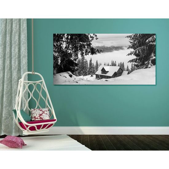 Kép fekete-fehér házikó a havas természet ölében