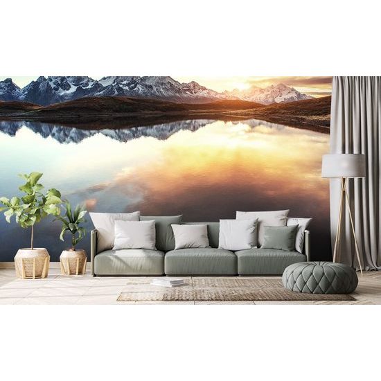 Fototapeta tükrözi a naplementét egy hegyi tóban