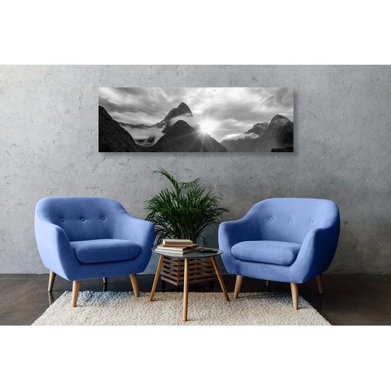 Kép lenyűgöző napfelkelte a hegyekben fekete-fehér kivitelben