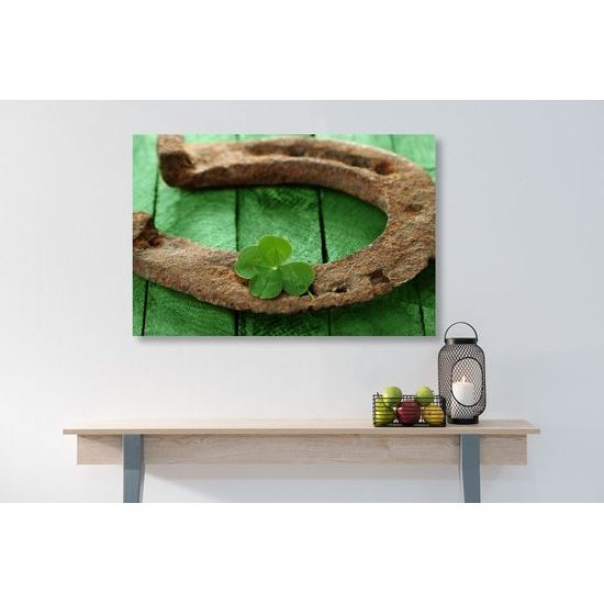 Kép patkóból és négylevelű lóheréből álló csendélet