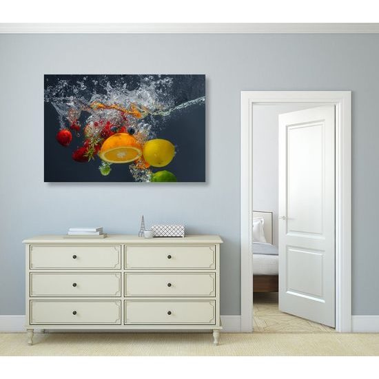 Kép pottyanó gyümölcsök a vízbe