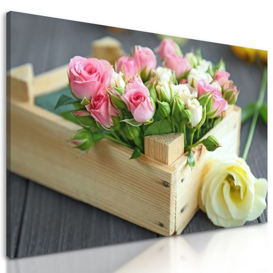 Kép rózsákkal teli láda