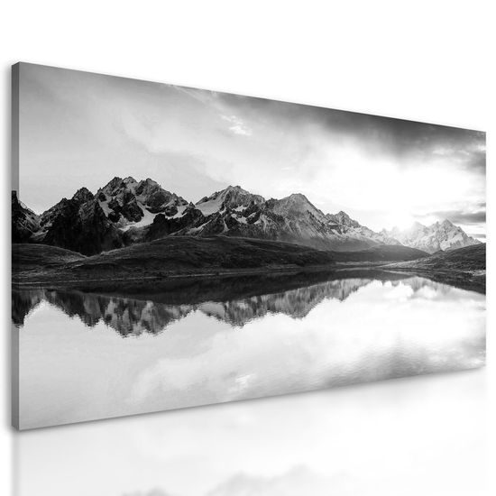 Kép lenyűgöző naplemente a tengerszem felett fekete-fehér kivitelben