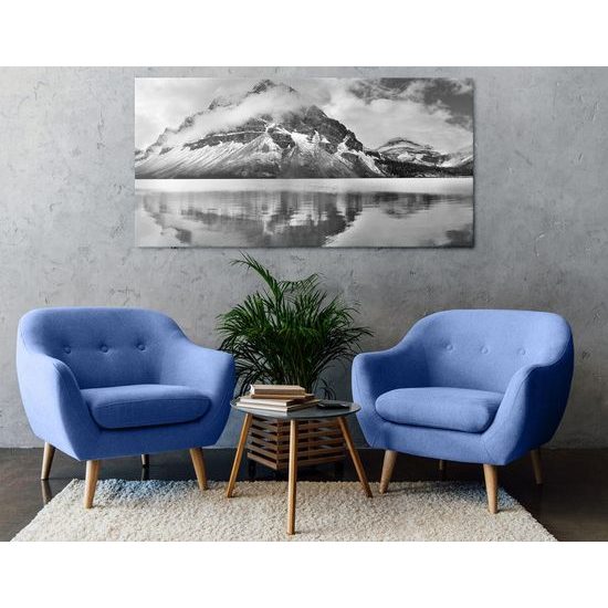 Kép befagyott tengerszem a fenséges hegy felett fekete-fehér kivitelben