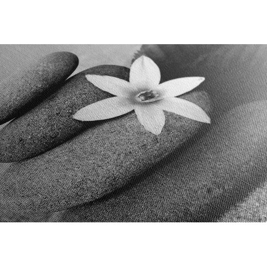 Kép kövek a homokos tengerparton fekete-fehér kivitelben