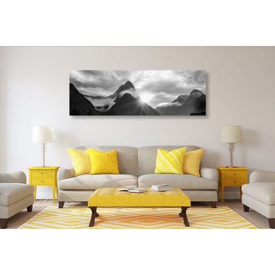 Kép lenyűgöző napfelkelte a hegyekben fekete-fehér kivitelben