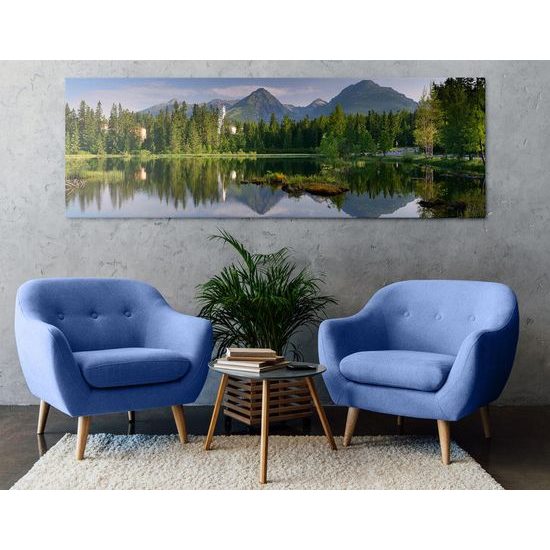 Kép hegyek tükröződése a tó felszínén