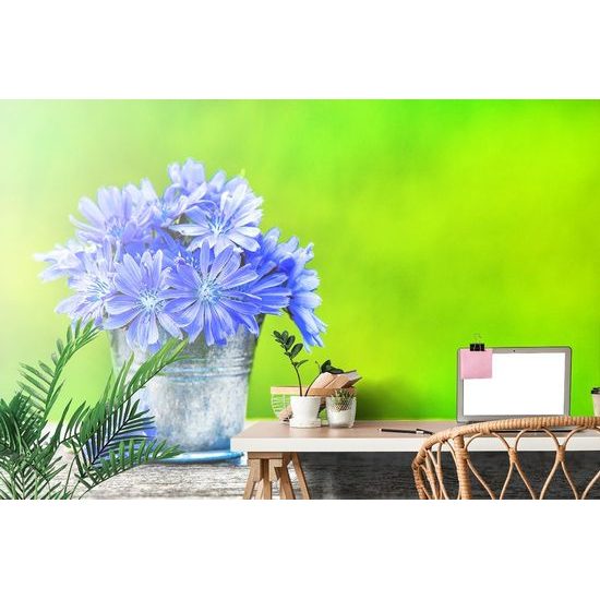 Tapéta vödör lila virágokkal