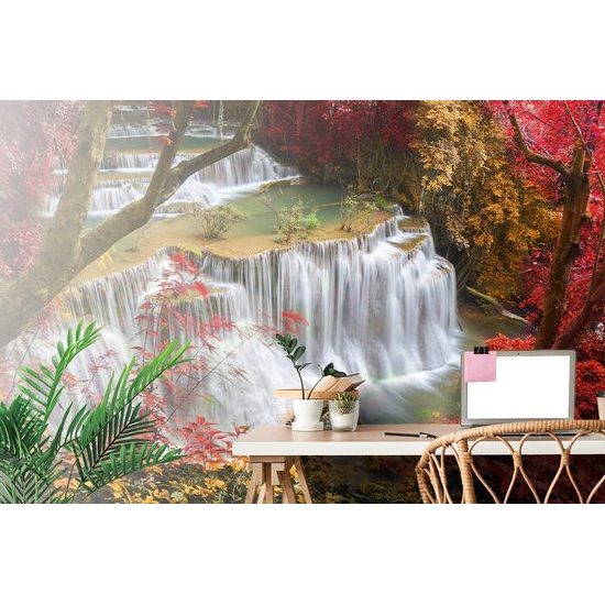 Bájos fotótapéta vízesés az erdő közepén