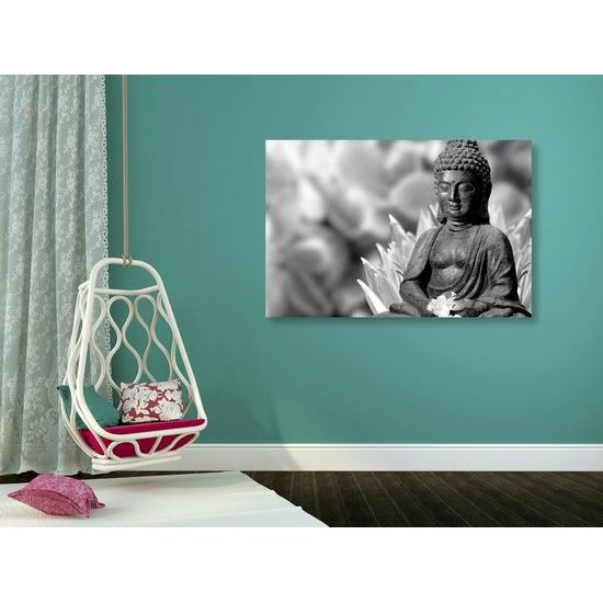 Kép fekete-fehér meditáló Buddha a virágos kertben